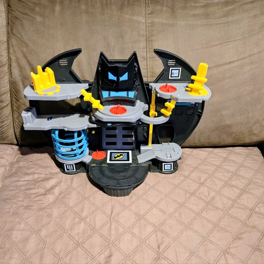 DC Comics Batman Playset with Yellow and Gray Features